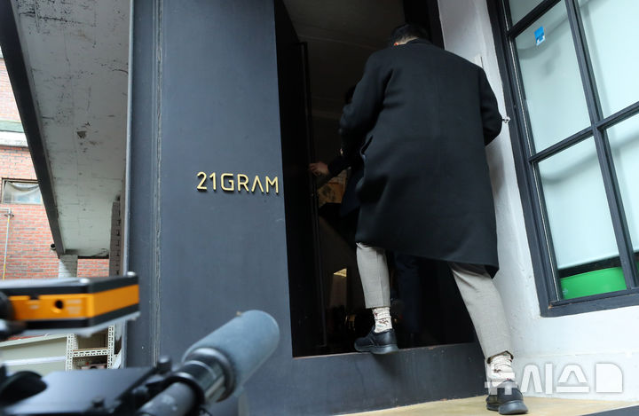 [서울=뉴시스] 김혜진 기자 = 김건희 여사를 둘러싼 여러 의혹을 수사하는 특별검사팀(특별검사 민중기)이 21그램 사무실 압수수색한 6일 서울 성동구 21그램 사무실로 수사관들이 들어서고 있다. 21그램은 김 여사가 운영했던 전시기획사인 코바나컨텐츠가 주회한 전시회를 후원하는 등 김 여사와 관계가 있는 업체로, 이후 대통령 관저 공사를 맡게 됐다. 김 여사와의 친분을 통해 관저 공사를 수주하게 된 것이 아니냐는 의혹이 일었다. 2025.11.06. jini@newsis.com