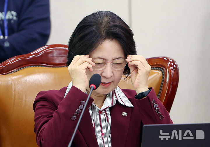 [서울=뉴시스] 김명년 기자 = 추미애 국회 법제사법위원장이 6일 서울 여의도 국회 법사위 전체회의에서 안경을 쓰고 있다. 2025.11.06. kmn@newsis.com
