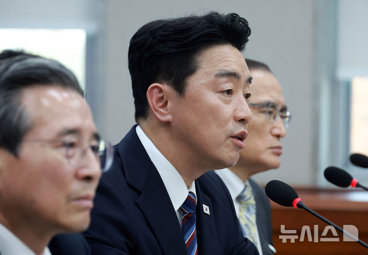 [서울=뉴시스] 고승민 기자 = 강훈식 대통령 비서실장이 6일 서울 여의도 국회에서 열린 운영위원회의 대통령비서실 등 국정감사에서 의원 질의에 답하고 있다. 2025.11.06. kkssmm99@newsis.com