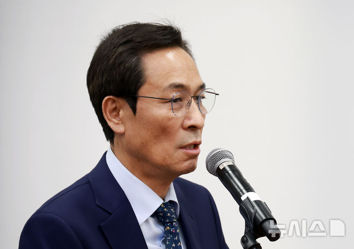 [서울=뉴시스] 고승민 기자 = 우상호 대통령비서실 정무수석이 6일 서울 여의도 국회에서 열린 운영위원회의 대통령비서실 등 국정감사에서 의원 질의에 답하고 있다. 2025.11.06. kkssmm99@newsis.com