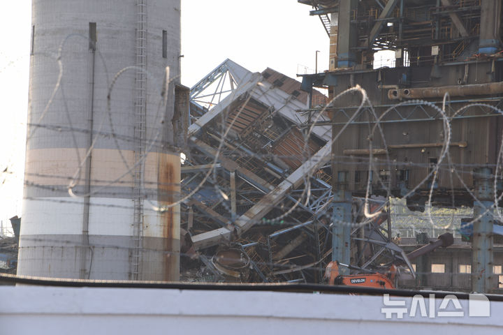 [울산=뉴시스] 배병수 기자 = 6일 오후 울산 남구 용잠동 한국동서발전 울산화력발전소에서 대형 구조물이 무너지는 사고가 발생했다.2025.11.06.bbs@newsis.com.