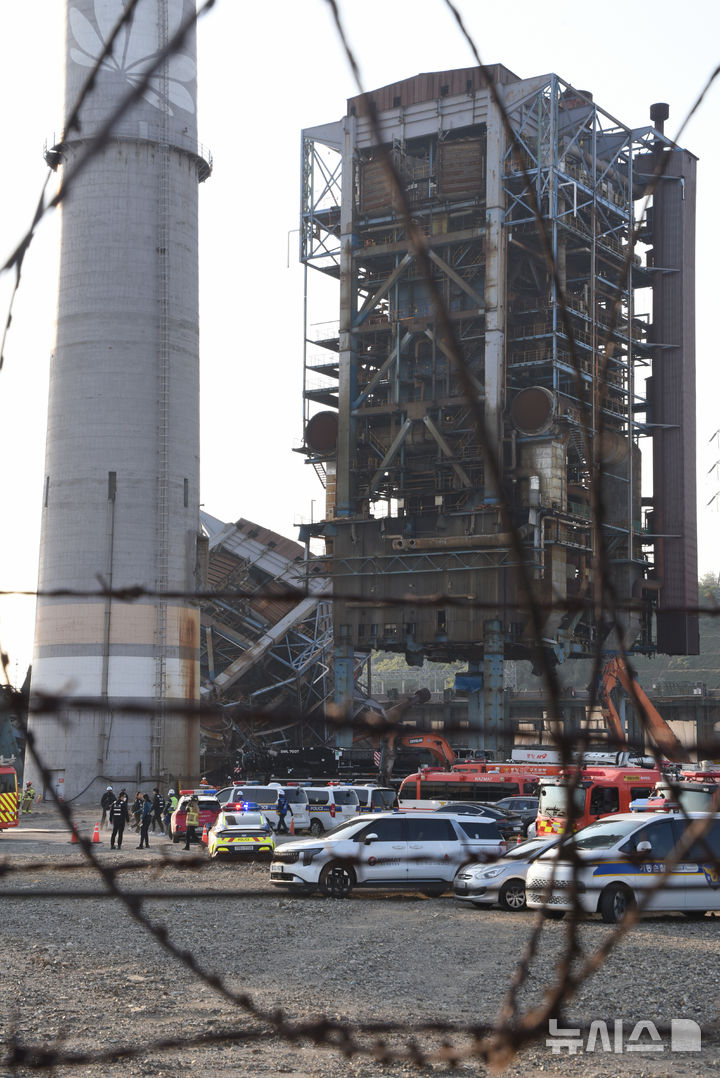 [울산=뉴시스] 배병수 기자 = 6일 오후 울산 남구 용잠동 한국동서발전 울산화력발전소에서 대형 구조물이 무너지는 사고가 발생했다.2025.11.06.bbs@newsis.com.