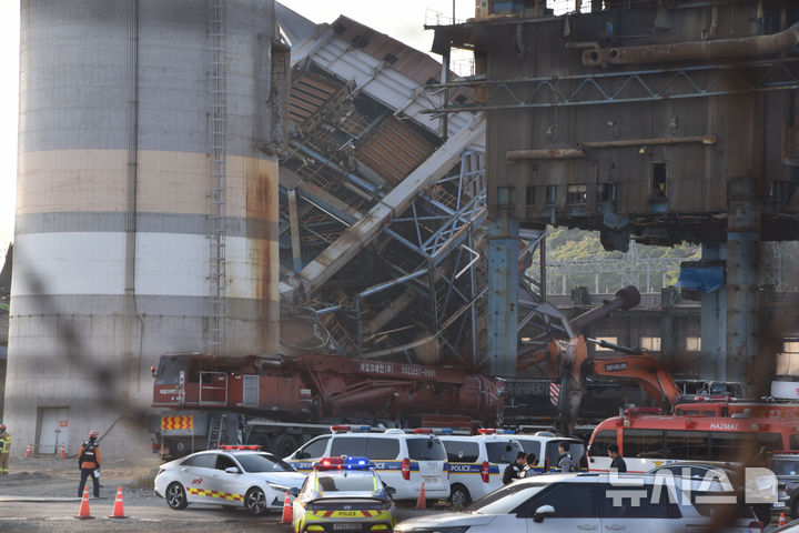 [울산=뉴시스] 배병수 기자 = 6일 오후 울산 남구 용잠동 한국동서발전 울산화력발전소에서 대형 구조물이 무너지는 사고가 발생했다.2025.11.06.bbs@newsis.com.