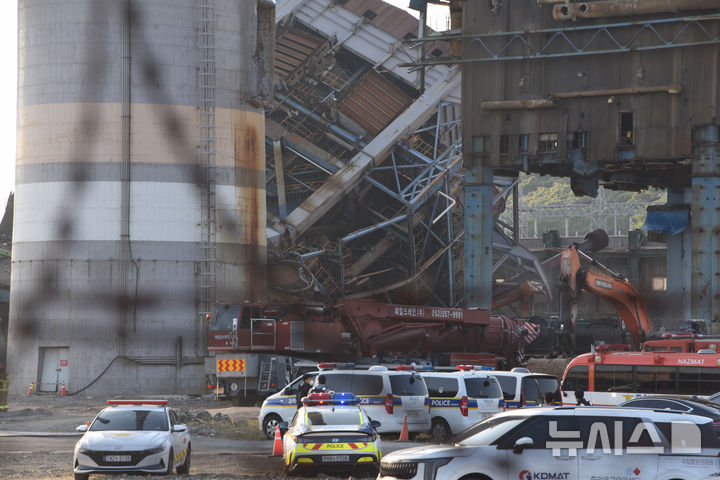 [울산=뉴시스] 배병수 기자 = 6일 오후 울산 남구 용잠동 한국동서발전 울산화력발전소에서 대형 구조물이 무너지는 사고가 발생했다.2025.11.06.bbs@newsis.com.