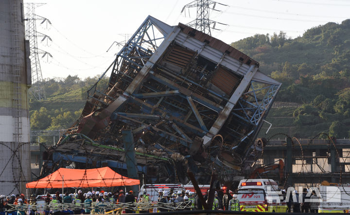 [울산=뉴시스] 배병수 기자 = 6일 오후 울산 남구 용잠동 한국동서발전 울산화력발전소에서 대형 구조물이 무너지는 사고가 발생했다.2025.11.06.bbs@newsis.com.