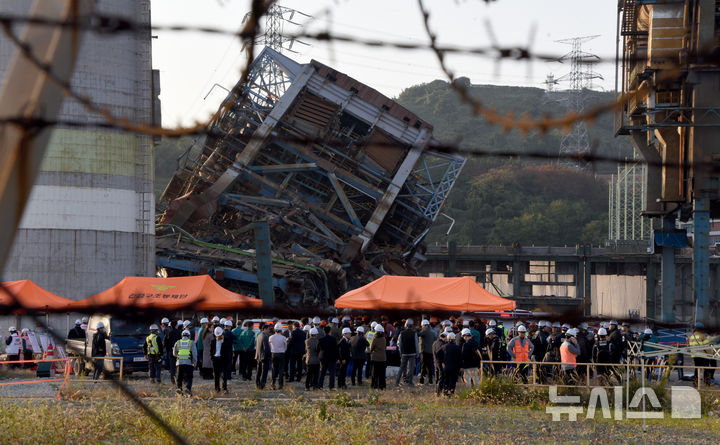[울산=뉴시스] 배병수 기자 = 6일 오후 울산 남구 용잠동 한국동서발전 울산화력발전소에서 대형 구조물이 무너지는 사고가 발생해 소방관 등 관계자들이 매몰자들을 구조하고 있다.2025.11.06.bbs@newsis.com.