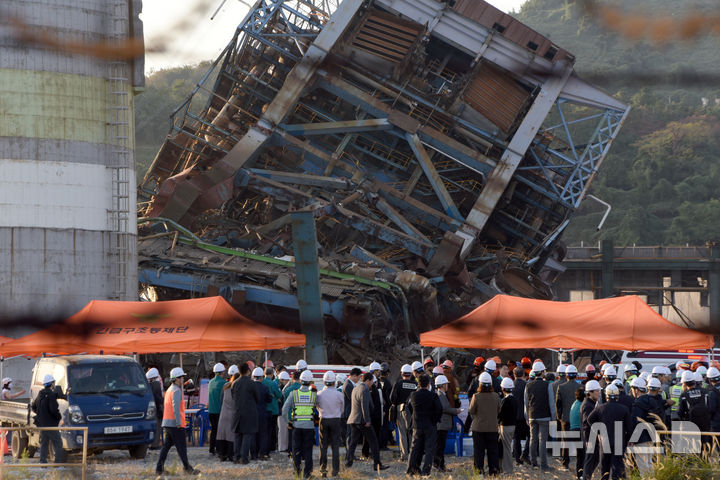 [울산=뉴시스] 배병수 기자 = 6일 오후 울산 남구 용잠동 한국동서발전 울산화력발전소에서 대형 구조물이 무너지는 사고가 발생해 소방관 등 관계자들이 매몰자들을 구조하고 있다.2025.11.06.bbs@newsis.com.