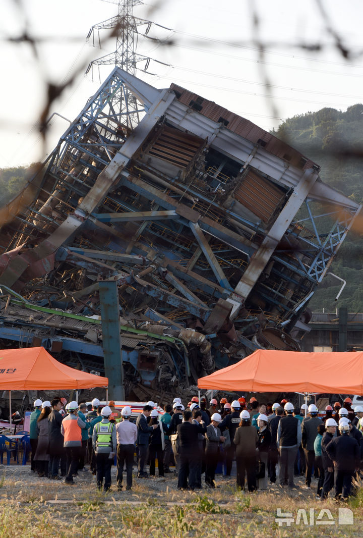 [울산=뉴시스] 배병수 기자 = 6일 오후 울산 남구 용잠동 한국동서발전 울산화력발전소에서 대형 구조물이 무너지는 사고가 발생해 소방관 등 관계자들이 매몰자들을 구조하고 있다.2025.11.06.bbs@newsis.com.