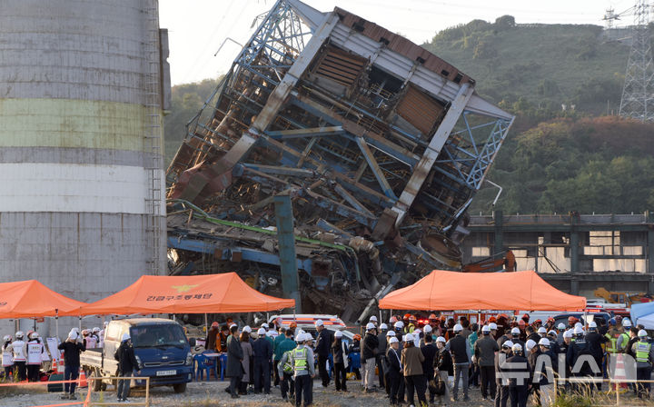 [울산=뉴시스] 배병수 기자 = 6일 오후 울산 남구 용잠동 한국동서발전 울산화력발전소에서 대형 구조물이 무너지는 사고가 발생해 소방관 등 관계자들이 매몰자들을 구조하고 있다.2025.11.06.bbs@newsis.com.