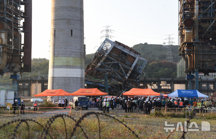 [울산=뉴시스] 배병수 기자 = 지난 6일 오후 한국동서발전 울산화력발전소에서 보일러 타워가 무너져 작업자 7명이 매몰됐다. 2025.11.06. bbs@newsis.com