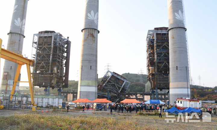 [울산=뉴시스] 배병수 기자 = 지난 6일 오후 한국동서발전 울산화력발전소에서 철거를 앞둔 보일러 타워가 무너져 작업자 7명이 매몰됐다. 2025.11.06. bbs@newsis.com