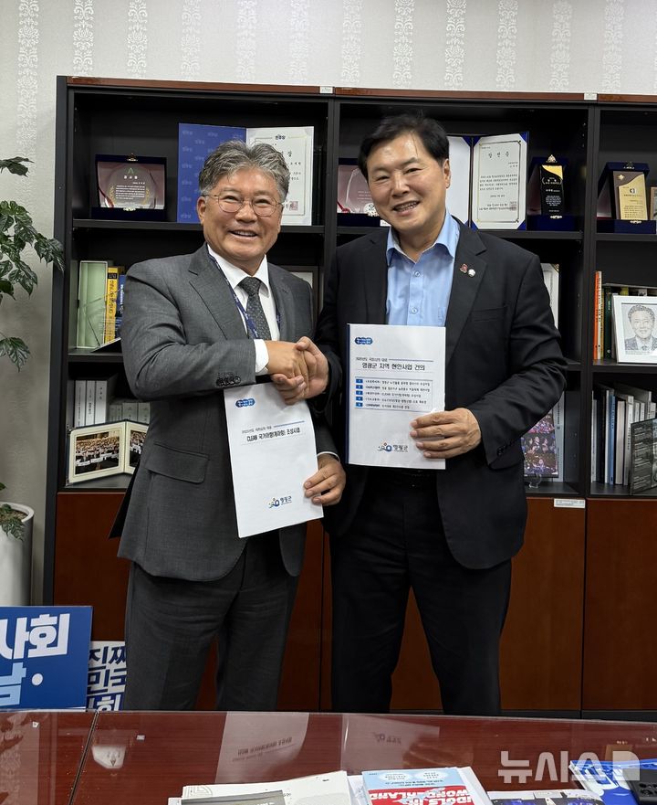 [영광=뉴시스] 장세일 전남 영광군수(왼쪽)가 6일 국회를 찾아 더불어민주당 조계원 예산결산특별위원에게 지역 현안 사업에 필요한 국비 예산 배정을 건의하고 있다. (사진=영광군 제공) 2025.11.06. photo@newsis.com *재판매 및 DB 금지