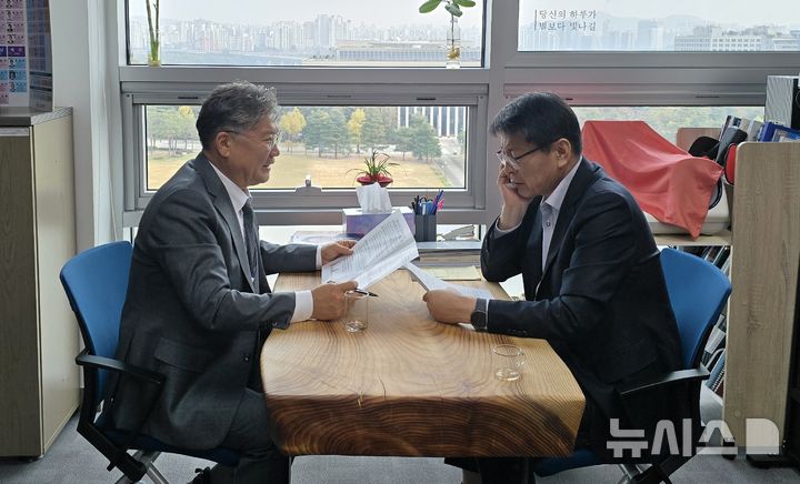 [영광=뉴시스] 장세일 전남 영광군수(왼쪽)가 6일 국회를 찾아 서삼석 호남발전특별위원회 위원장에게 지역 현안 사업에 필요한 국비 예산 배정을 건의하고 있다. (사진=영광군 제공) 2025.11.06. photo@newsis.com *재판매 및 DB 금지