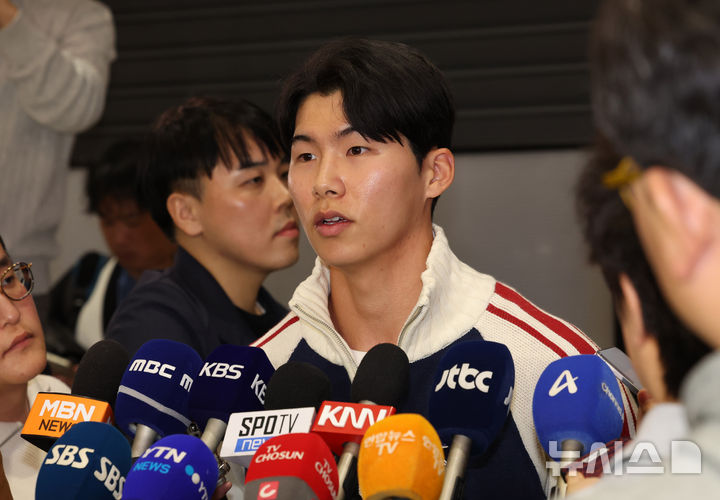 [인천공항=뉴시스] 배훈식 기자 = 미국 메이저리그 월드시리즈 챔피언 LA 다저스의 김혜성이 6일 오후 인천국제공항을 통해 귀국하며 취재진의 질문에 답하고 있다. 2025.11.06. dahora83@newsis.com