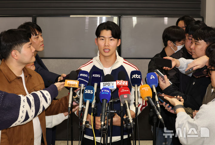 [인천공항=뉴시스] 배훈식 기자 = 미국 메이저리그 월드시리즈 챔피언 LA 다저스의 김혜성이 6일 오후 인천국제공항을 통해 귀국하며 취재진의 질문에 답하고 있다. 2025.11.06. dahora83@newsis.com