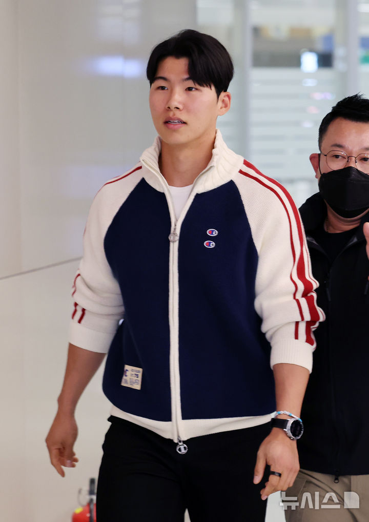 [인천공항=뉴시스] 배훈식 기자 = 미국 메이저리그 월드시리즈 챔피언 LA 다저스의 김혜성이 6일 오후 인천국제공항을 통해 귀국하고 있다. 2025.11.06. dahora83@newsis.com