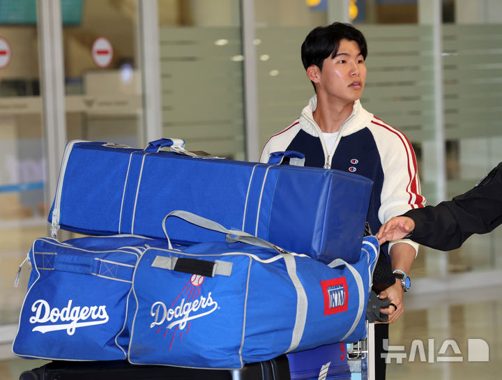 [인천공항=뉴시스] 배훈식 기자 = 미국 메이저리그 월드시리즈 챔피언 LA 다저스의 김혜성이 6일 오후 인천국제공항을 통해 귀국하고 있다. 2025.11.06. dahora83@newsis.com