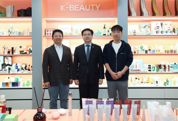 [서울=뉴시스] 김진아 기자 = 여한구 산업통상부 통상교섭본부장이 6일 경기 성남시 화장품 유통 전문기업인 실리콘투를 방문, 기념촬영을 하고 있다. (사진=산업통상부 제공) 2025.11.06. photo@newsis.com *재판매 및 DB 금지