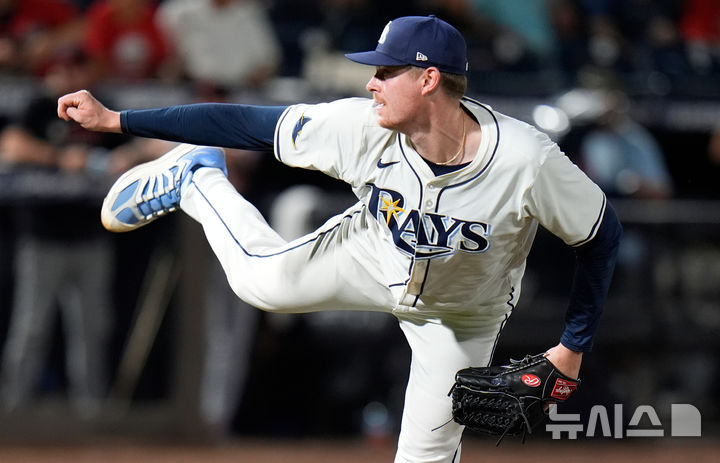 [탬파=AP/뉴시스] 메이저리그 탬파베이 레이스의 피트 페어뱅크스가 4일(현지 시간) 미국 플로리다주 탬파 트로피카나 필드에서 열린 2025 MLB 클리블랜드 가디언스와의 경기 9회 경기를 마무리 짓고 있다. 2025.09.05.
