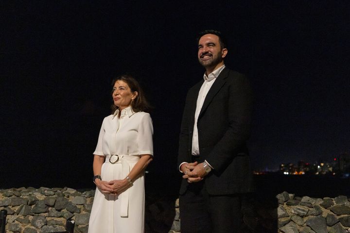 [산후안=AP/뉴시스] 캐시 호컬 뉴욕주지사(왼쪽)와 조란 맘다니 뉴욕시장 당선인이 지난 6일(현지 시간) 푸에르토리코 산후안에서 열린 콘퍼런스에 참석해 있다. 호컬 주지사는 맘다니 당선인의 무상 버스 공약의 현실 가능성이 낮다며 반대 뜻을 밝혔다. 2025.11.10.