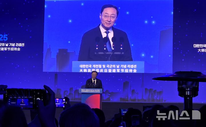 [베이징=뉴시스] 박정규 특파원 = 쑨웨이둥 중국 외교부 부부장(차관)이 6일 오후 베이징 주중국대사관저에서 열린 개천절·국군의날 리셉션에 참석해 축사를 하고 있다. 2025.11.06 pjk76@newsis.com