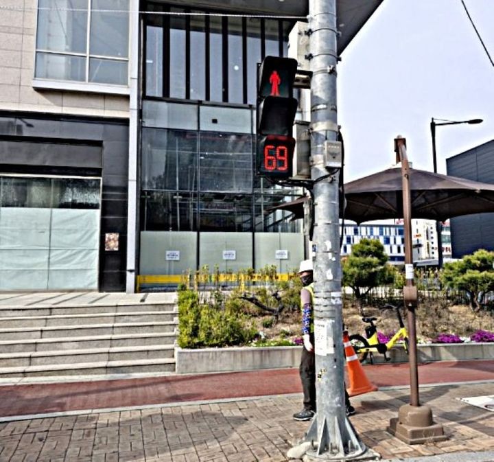 [원주=뉴시스] 보행신호 적색잔여시간 표시기. (사진=원주시 제공) 2025.11.07. photo@newsis.com *재판매 및 DB 금지