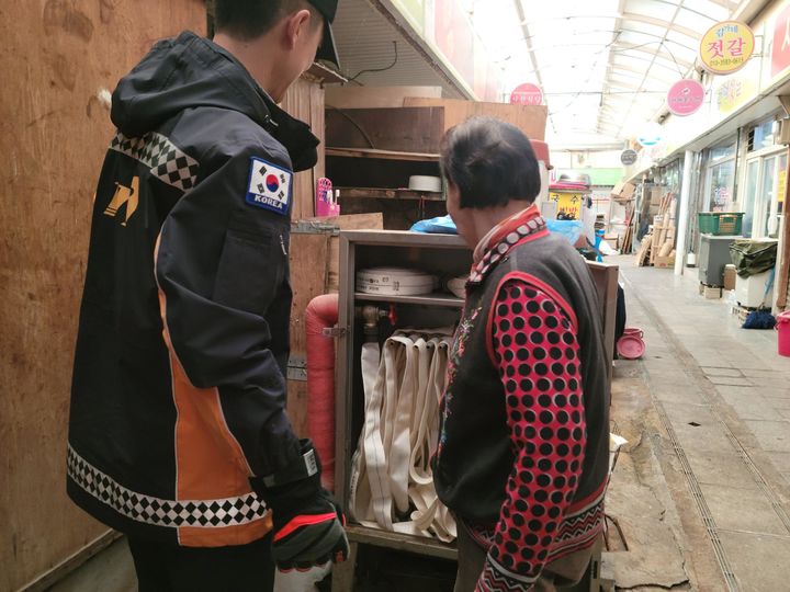 [진주=뉴시스]진주소방서, 동절기 소방용수시설·비상소화장치 일제조사 실시.(사진=진주소방서 제공).2025.11.07.photo@newsis.com *재판매 및 DB 금지