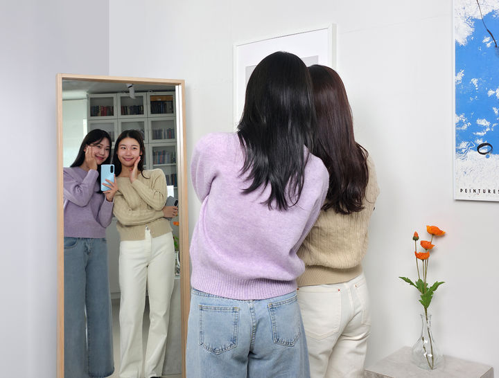 삼성전자 모델이 '갤럭시 A17 LTE'로 거울 셀피를 촬영하는 모습. (사진=삼성전자 제공) *재판매 및 DB 금지