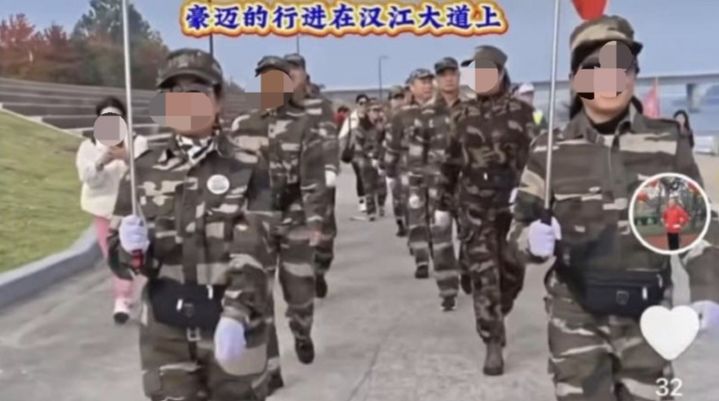 [서울=뉴시스] 서울 여의도 한강공원에서 지난 10월31일 군복과 유사한 복장을 입은 중국인 단체가 행진하는 모습. (사진출처: SNS 캡처)2025.11.07.