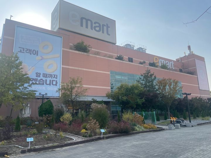 [아산=뉴시스] 이마트 아산점이 아산시에 취약계층들을 위한 후원물품을 전달했다. (사진=아산시 제공) 2025.11.07 photo@newsis.com *재판매 및 DB 금지