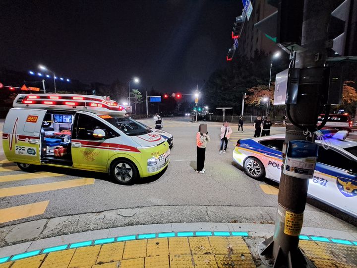 [수원=뉴시스] 경기 수원시 영통구 매탄동 한 도로에서 자전거를 탄 초등학생이 차량에 깔리는 사고를 당하자 시민들이 차량을 들어올려 구조한 현장 모습. (사진=독자 제공) 2025.11.7. photo@newsis.com *재판매 및 DB 금지