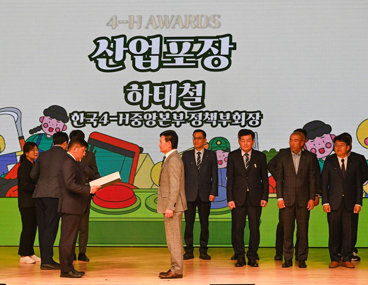 [창녕=뉴시스] 하태철 부회장이 정부 포상인 대통령산업포장을 받고 있다. (사진= 창녕군 제공) 2025.11.07. photo@newsis.com *재판매 및 DB 금지