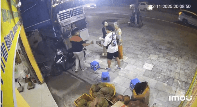 [서울=뉴시스]지난 2일 베트남 푸꾸옥에서 실종된 한국인 노모를 찾아준 베트남 상인이 아들이 감사의 뜻으로 건네는 사례금을 거절하고 있다. 이 현지 상인은 "어려움에 처한 사람을 돕는 것은 당연한 일이다. 베트남 사람들이 얼마나 친절하고 따뜻한지 기억해 주길 바란다"고 말했다. (영상출처: VIETNAM.VN 영상 캡처) 2025.11.07. *재판매 및 DB 금지