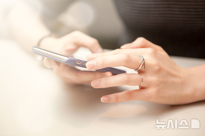 [서울=뉴시스] 스마트폰 등 전자기기 사용 시간이 늘고 근시 유병률이 증가하면서 젊은 연령층에서 근시성 황반변성 발병 위험이 높아지고 있다. (사진= 유토이미지 제공)