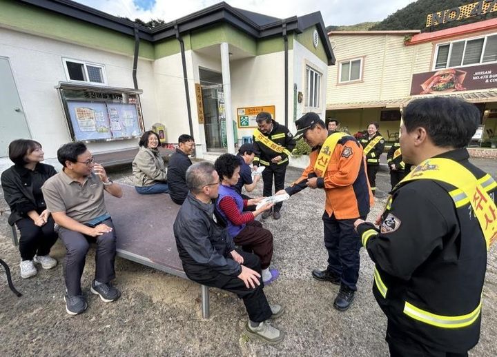 [산청=뉴시스] 지리산국립공원 관계기관 합동 산불예방 홍보캠페인 (사진=지리산국립공원 제공) 2025. 11. 07. photo@newsis.com *재판매 및 DB 금지