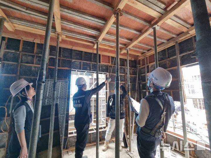 [안양=뉴시스] 최근 안양시가 관내 건설 현장에 대한 안전을 점검한 가운데 관계자들이 안전을 살피고 있다. (사진=안양시 제공).2025.11.07.photo@newsis.com
