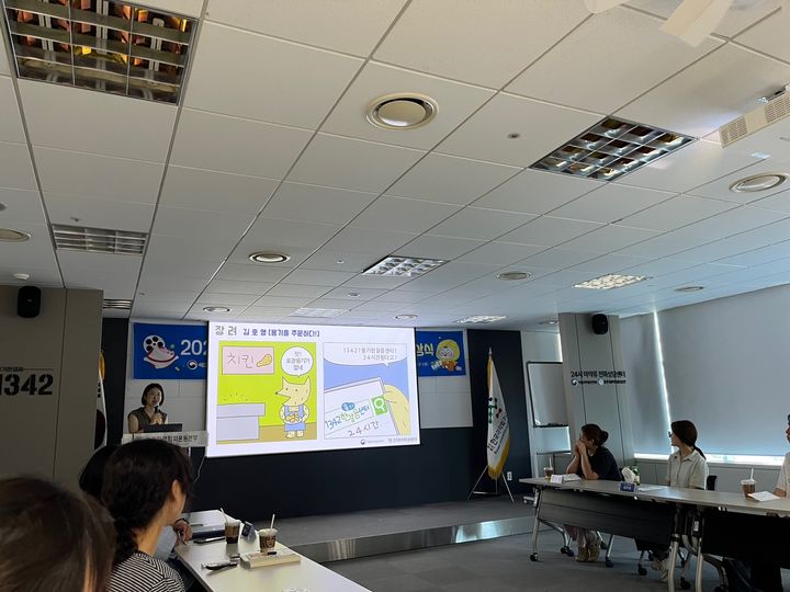 [서울=뉴시스] 김현정 한국마약퇴치운동본부 중독재활팀장은 최근 뉴시스와 서면인터뷰를 통해 "우리사회가 가장 먼저 바꿔야 할 인식은 바로, 마약류 중독을 개인의 '도덕적 실패'나 '의지 부족'이 아닌, 전문가의 지원과 도움이 필요한 '질병'임을 받아들이는 것"이라고 밝혔다. 사진은 한국마약퇴치운동본부 중독재활팀에서 진행한 한걸음센터 홍보 콘텐츠 공모전 시상식식 모습. (사진=한국마약퇴지운동본부 제공) 2025.11.07. photo@newsis.com *재판매 및 DB 금지