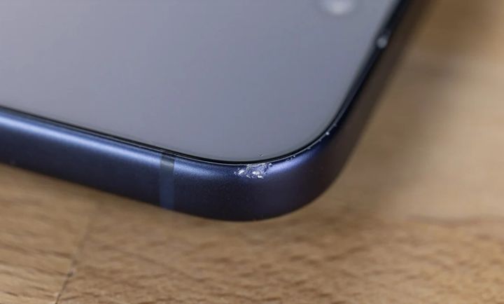 [뉴시스] 폰아레나가 공개한 아이폰 17 프로 긁힘 사진. (사진='폰아레나' 캡처) *재판매 및 DB금지 *재판매 및 DB 금지