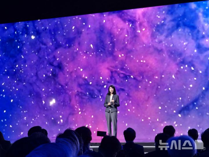 [서울=뉴시스]삼성 미래기술육성사업 지원을 통해 제임스웹 우주망원경의 관측 결과가 현대 천문학의 대표적 이론인 '표준 우주론'과 불일치하는 원인을 규명하는 연구를 진행 중인 전명원 경희대 교수가 7일 서울 강남구 인터컨티넨탈 파르나스 호텔에서 열린 '미래기술육성 사업 2025 애뉴얼 포럼'에서 자신의 연구성과에 대해 소개하고 있다. (사진=윤현성 기자)