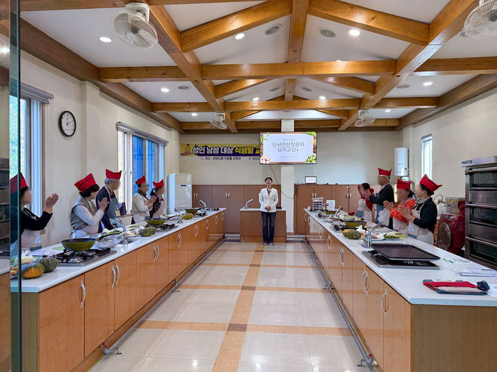 [창녕=뉴시스] 창녕군보건소가 심뇌만성질환자를 대상으로 요리교실을 운영하고 있다. (사진= 창녕군 제공) 2025.11.07. photo@newsis.com *재판매 및 DB 금지