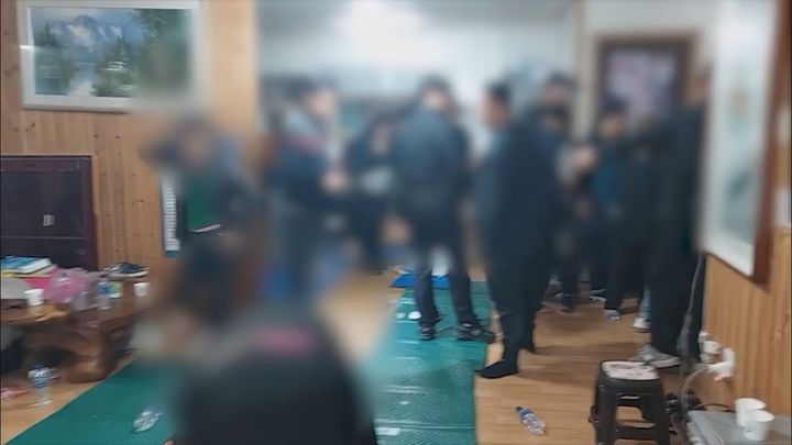 도박장 검거 현장 모습. (사진=경기북부경찰청 제공) photo@newsis.com *재판매 및 DB 금지