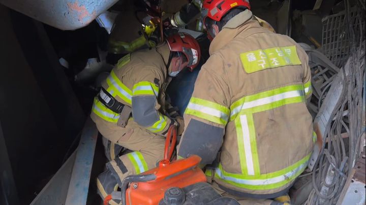 [울산=뉴시스] 박수지 기자 = 7일 한국동서발전 울산발전본부 울산화력발전소 붕괴 현장에서 소방당국이 구조작업 중이다. (사진=울산소방본부 제공) photo@newsis.com *재판매 및 DB 금지