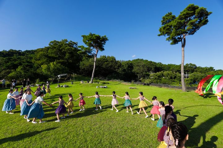 [논산=뉴시스] 논산문화관광재단 꿈의 무용단 논산 정기공연 '찬란한 시간의 빛을 춤출때'. (사진=논산문화관광재단 제공) 2025.11.07. photo@newsis.com *재판매 및 DB 금지