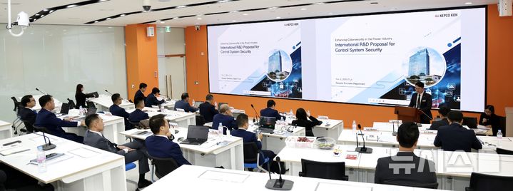 [세종=뉴시스]한전KDN은 지난 6일 광주전남공동혁신도시 소재 본사 일원에서 베트남 전력 그룹사(EVN, EVNICT) 일행을 맞아 에너지 분야 교류 협력의 시간을 가졌다.(사진=한전KDN 제공)