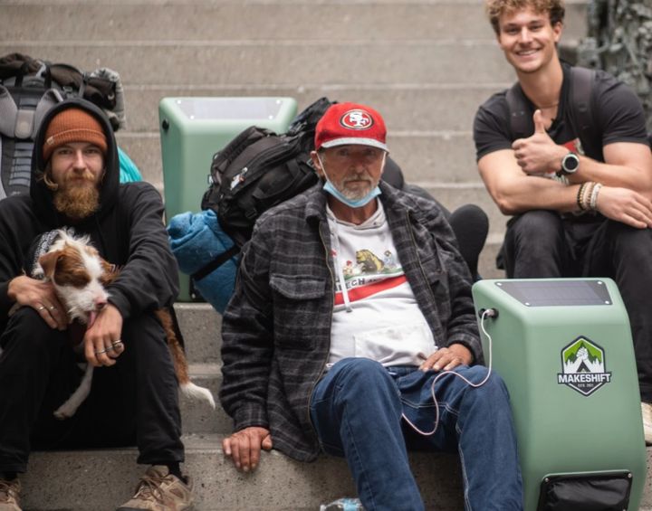 [뉴시스]홈모어 프로젝트가 제작한 메이크시프트 트래블러를 사용하는 노숙자의 모습이다. (사진 = 뉴아틀라스 캡처) *재판매 및 DB 금지