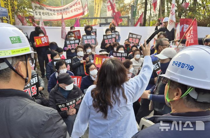 [청주=뉴시스] 서주영 기자 = 7일 충북 청주시 서원구 현도면의 재활용선별센터 건립 예정지 앞에서 현도면 주민들이 집회를 열고 센터 건립을 반대하고 있다. 2025.11.07. juyeong@newsis.com