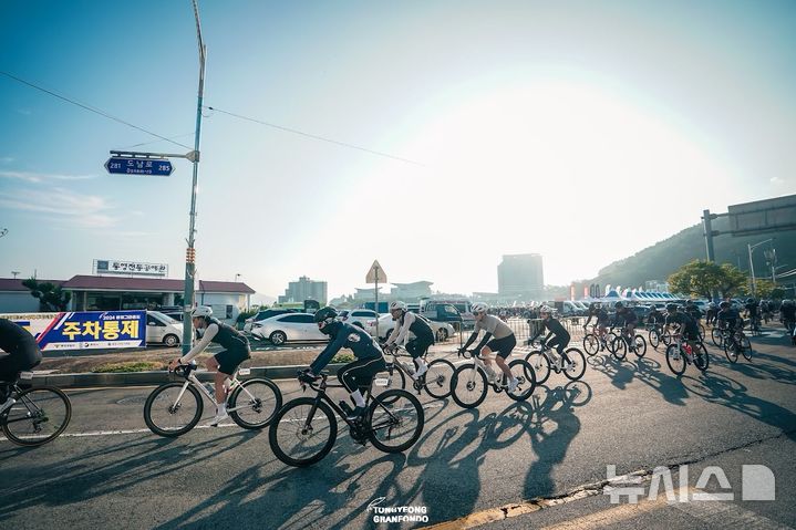 [통영=뉴시스] 신정철 기자= 올해로 4회째를 맞이하는 ‘2025 통영 그란폰도(자전거 마라톤)’가 오는 8일 경남 통영시 도남동 트라이애슬론 광장 및 통영시 일원에서 자전거 동호인 2500여 명이 참여한 가운데 개최된다.사진은 지난해 도남동 트라이애슬론 광장을 출발하는 자전거 마라톤 모습.(사진=통영시 제공).2025.11.07. photo@newsis.com *재판매 및 DB 금지