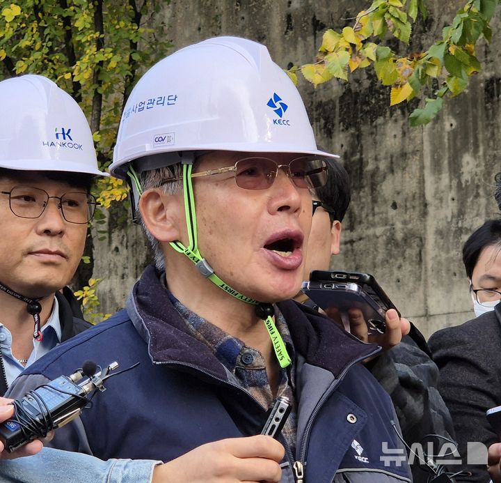 [청주=뉴시스] 서주영 기자 = 7일 충북 청주시 서원구 현도면의 재활용선별센터 건립 예정지 앞에서 시공사 관계자가 현도면 주민들에게 사업 타당성에 대해 설명하고 있다. 2025.11.07. juyeong@newsis.com