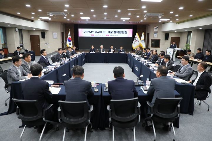 [춘천=뉴시스] 강원특별자치도(도지사 김진태)는 지난 6일 영월군청 대회의실에서 여중협 행정부지사 주재로 ‘2025년 제4차 도-시군 정책협의회’를 개최했다고 밝혔다. 강원특별자치도 제공. *재판매 및 DB 금지