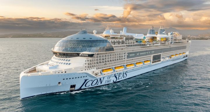 [서울=뉴시스] 세계 최대 크루즈 여객선 ‘아이콘 오브 더 시즈’. 승무원 2350명에 2인실 기준 승객 수는 5610명, 최대 수용 인원은 7600명이다. 일론 머스크 테슬라 최고경영자(CEO)에게 ‘조건부’ 보상금으로 줄 수 있다는 1조 달러면 이 크루즈를 465척 살 수 있다.(출처: 위키피디아) 2025.11.07. *재판매 및 DB 금지